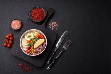 Ton balıklı salata, haşlanmış yumurta, vişneli domates, marul, tuz, baharat ve mikroyeşillik.