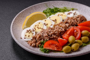 Ton balıklı salata, haşlanmış yumurta, vişneli domates, marul, tuz, baharat ve mikroyeşillik.