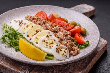 Ton balıklı salata, haşlanmış yumurta, vişneli domates, marul, tuz, baharat ve mikroyeşillik.