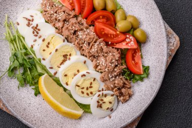 Ton balıklı salata, haşlanmış yumurta, vişneli domates, marul, tuz, baharat ve mikroyeşillik.