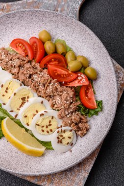 Ton balıklı salata, haşlanmış yumurta, vişneli domates, marul, tuz, baharat ve mikroyeşillik.