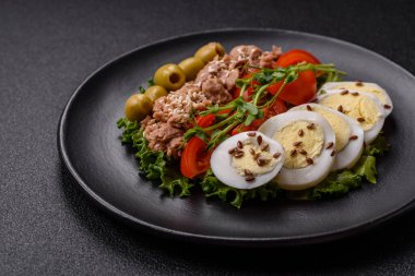 Ton balıklı salata, haşlanmış yumurta, vişneli domates, marul, tuz, baharat ve mikroyeşillik.