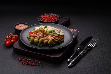 Ton balıklı salata, haşlanmış yumurta, vişneli domates, marul, tuz, baharat ve mikroyeşillik.