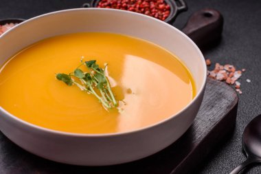 Kremalı balkabağı çorbası, kabak ve tuzlu ve baharatlı havuç. Vejetaryen ve vejetaryen yemekleri