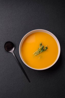 Kremalı balkabağı çorbası, kabak ve tuzlu ve baharatlı havuç. Vejetaryen ve vejetaryen yemekleri