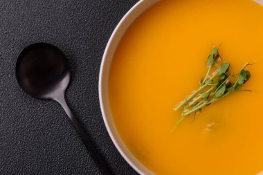 Kremalı balkabağı çorbası, kabak ve tuzlu ve baharatlı havuç. Vejetaryen ve vejetaryen yemekleri