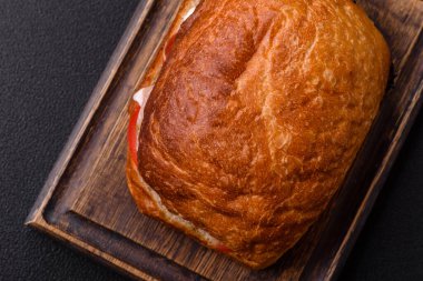 Jambonlu ciabata veya prosciutto, domates, peynir ve tuzlu, baharatlı ve otlu marul.