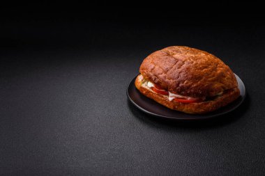 Jambonlu ciabata veya prosciutto, domates, peynir ve tuzlu, baharatlı ve otlu marul.