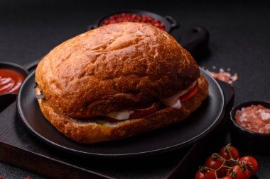 Jambonlu ciabata veya prosciutto, domates, peynir ve tuzlu, baharatlı ve otlu marul.