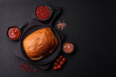 Jambonlu ciabata veya prosciutto, domates, peynir ve tuzlu, baharatlı ve otlu marul.