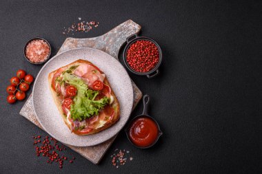 Jambonlu ciabata veya prosciutto, domates, peynir ve tuzlu, baharatlı ve otlu marul.