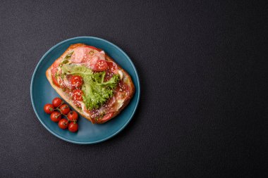 Jambonlu ciabata veya prosciutto, domates, peynir ve tuzlu, baharatlı ve otlu marul.