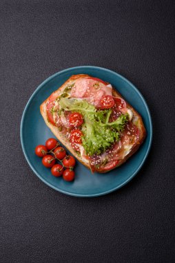 Jambonlu ciabata veya prosciutto, domates, peynir ve tuzlu, baharatlı ve otlu marul.