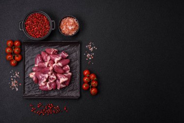 Tuzlu, baharatlı ve çimento kaplı çiğ tavuk kalbi.