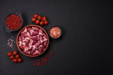 Tuzlu, baharatlı ve çimento kaplı çiğ tavuk kalbi.