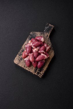 Tuzlu, baharatlı ve çimento kaplı çiğ tavuk kalbi.