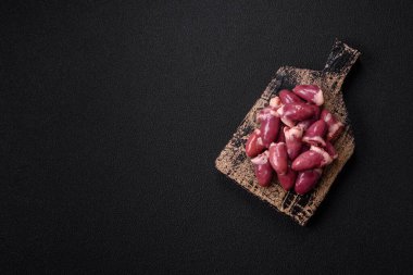 Tuzlu, baharatlı ve çimento kaplı çiğ tavuk kalbi.