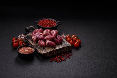 Tuzlu, baharatlı ve çimento kaplı çiğ tavuk kalbi.