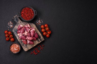 Tuzlu, baharatlı ve çimento kaplı çiğ tavuk kalbi.