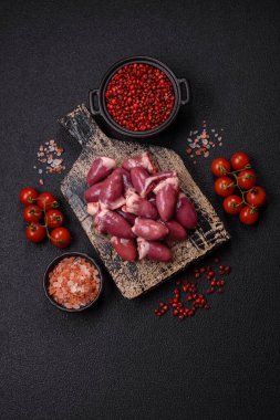 Tuzlu, baharatlı ve çimento kaplı çiğ tavuk kalbi.