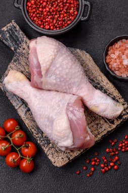 Tuzlu, baharatlı ve çimento kaplı çiğ tavuk bacakları. Evde yemek pişirmek.