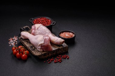 Tuzlu, baharatlı ve çimento kaplı çiğ tavuk bacakları. Evde yemek pişirmek.