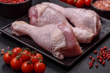 Tuzlu, baharatlı ve çimento kaplı çiğ tavuk bacakları. Evde yemek pişirmek.