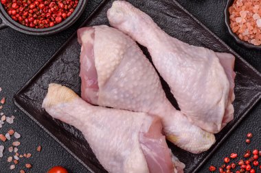 Tuzlu, baharatlı ve çimento kaplı çiğ tavuk bacakları. Evde yemek pişirmek.