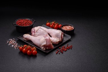 Tuzlu, baharatlı ve çimento kaplı çiğ tavuk bacakları. Evde yemek pişirmek.