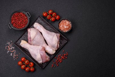 Tuzlu, baharatlı ve çimento kaplı çiğ tavuk bacakları. Evde yemek pişirmek.