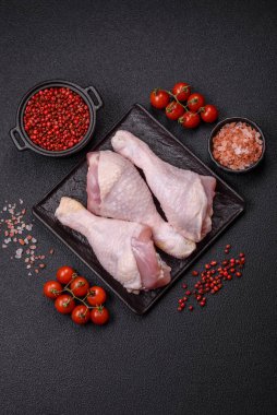 Tuzlu, baharatlı ve çimento kaplı çiğ tavuk bacakları. Evde yemek pişirmek.