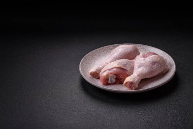 Tuzlu, baharatlı ve çimento kaplı çiğ tavuk bacakları. Evde yemek pişirmek.