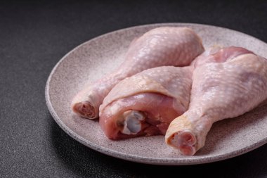 Tuzlu, baharatlı ve çimento kaplı çiğ tavuk bacakları. Evde yemek pişirmek.