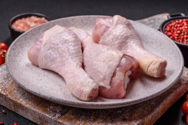 Tuzlu, baharatlı ve çimento kaplı çiğ tavuk bacakları. Evde yemek pişirmek.