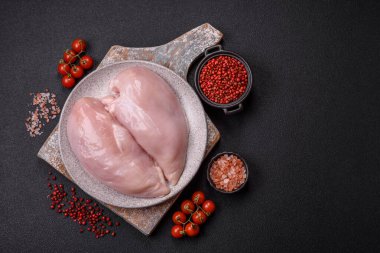 Çiğ tavuk parçaları ya da hindi filetosu. Tuz, baharat ve çimento kaplı otlar.