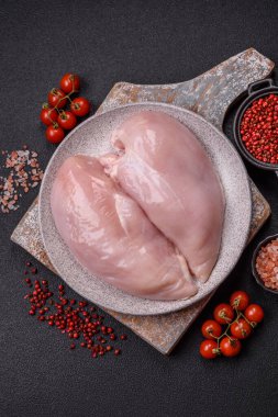 Çiğ tavuk parçaları ya da hindi filetosu. Tuz, baharat ve çimento kaplı otlar.