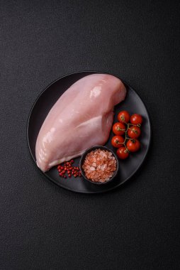 Çiğ tavuk parçaları ya da hindi filetosu. Tuz, baharat ve çimento kaplı otlar.