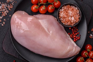 Çiğ tavuk parçaları ya da hindi filetosu. Tuz, baharat ve çimento kaplı otlar.