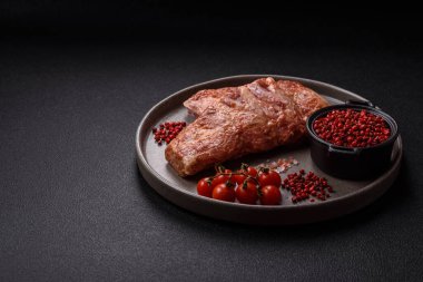 Izgara için hazırlanmış tuzlu, baharatlı ve ekşi soslu domuz pirzolası.