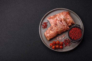 Izgara için hazırlanmış tuzlu, baharatlı ve ekşi soslu domuz pirzolası.