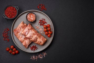 Izgara için hazırlanmış tuzlu, baharatlı ve ekşi soslu domuz pirzolası.