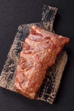 Izgara için hazırlanmış tuzlu, baharatlı ve ekşi soslu domuz pirzolası.