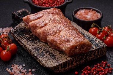 Izgara için hazırlanmış tuzlu, baharatlı ve ekşi soslu domuz pirzolası.