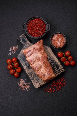 Izgara için hazırlanmış tuzlu, baharatlı ve ekşi soslu domuz pirzolası.