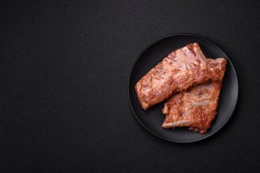 Izgara için hazırlanmış tuzlu, baharatlı ve ekşi soslu domuz pirzolası.