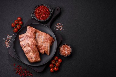 Izgara için hazırlanmış tuzlu, baharatlı ve ekşi soslu domuz pirzolası.