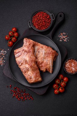 Izgara için hazırlanmış tuzlu, baharatlı ve ekşi soslu domuz pirzolası.