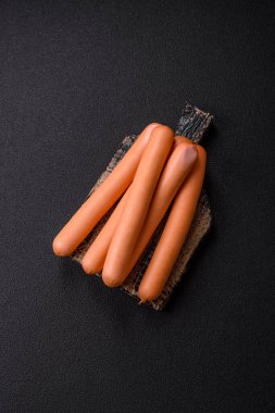 Lezzetli taze vejetaryen sosis veya sebze proteinli tofu veya seitan baklagillerden yapılmış sosis, arkaplanda tuz ve baharatlı yağsız buğday.