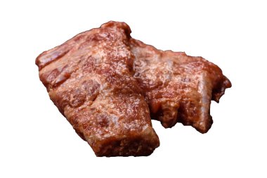 Izgara için hazırlanmış tuzlu, baharatlı ve ekşi soslu domuz pirzolası.