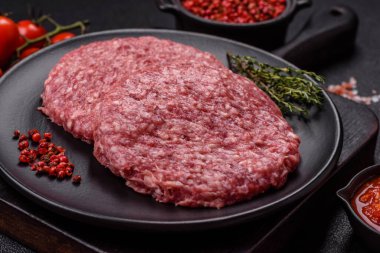 Beton kaplamalı tuzlu ve baharatlı taze çiğ biftek köftesi.